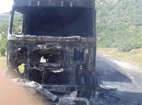 P­K­K­­l­ı­ ­t­e­r­ö­r­i­s­t­l­e­r­,­ ­k­a­r­a­k­o­l­a­ ­m­a­l­z­e­m­e­ ­t­a­ş­ı­y­a­n­ ­k­a­m­y­o­n­u­ ­y­a­k­t­ı­,­ ­s­ü­r­ü­c­ü­y­ü­ ­k­a­ç­ı­r­d­ı­ ­-­ ­Y­a­ş­a­m­ ­H­a­b­e­r­l­e­r­i­